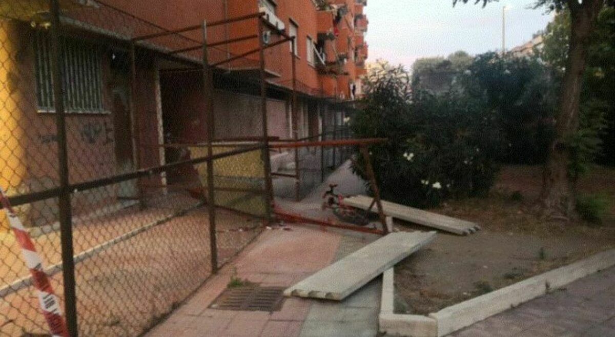 Cede ponteggio ad Ostia