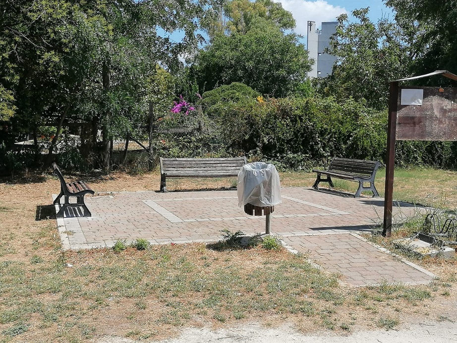 Panchine con il numero antiviolenza 1522 e QR Code in via di istallazione