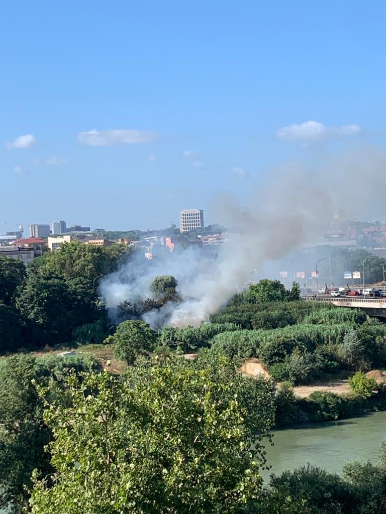 Incendio questa mattina sul lato opposto al nuovo Parco Marconi