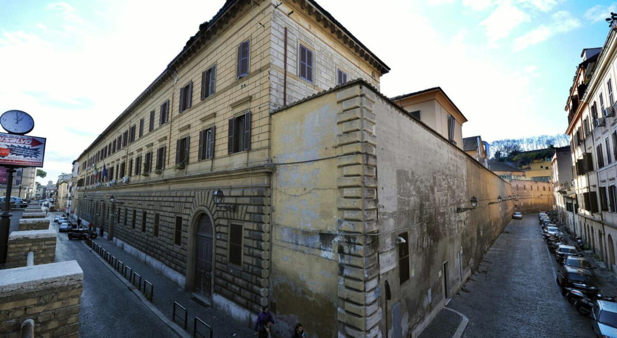 Cellulari e droni a Regina Coeli