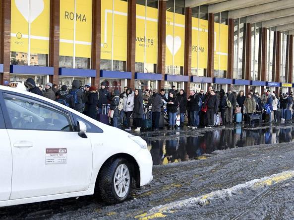 Ruba l'auto ai vigili e scappa