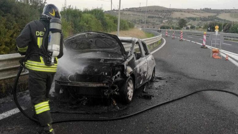 Auto a fuoco in autostrada