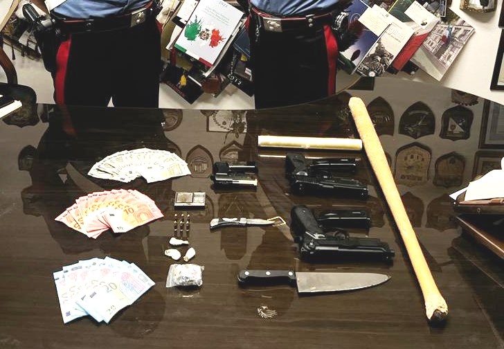 Spaccio e porto abusivo di armi: due arresti a Genzano