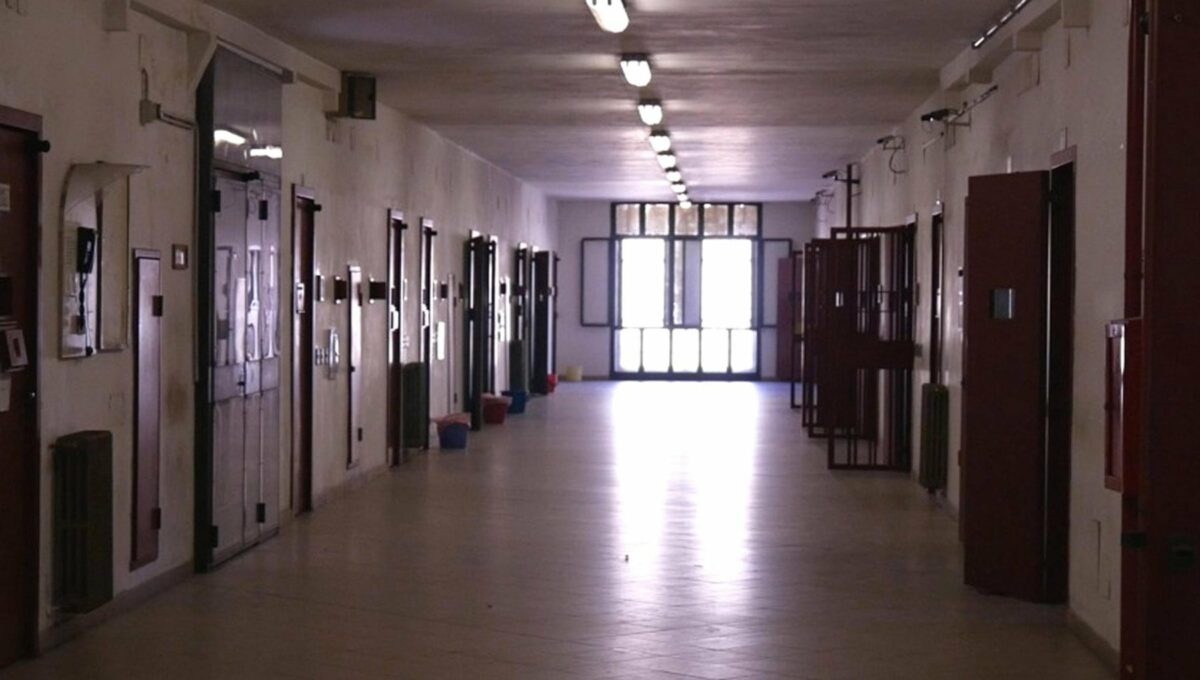 Spray al peperoncino per autodifesa in dotazione ai poliziotti penitenziari