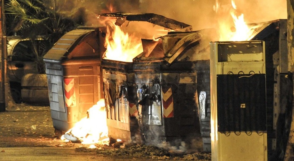 Cassonetti a fuoco a S.Lorenzo