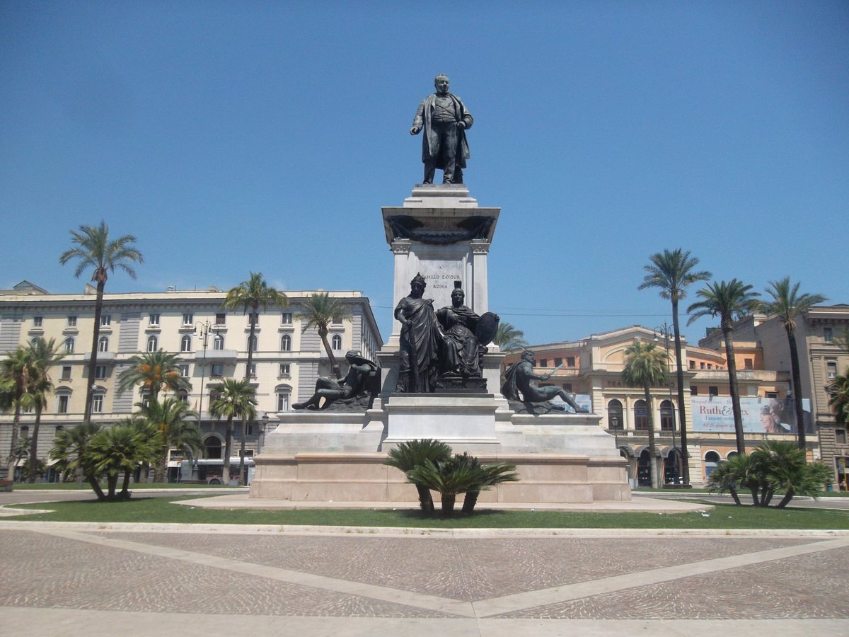 Inaugurato monumento Cavour