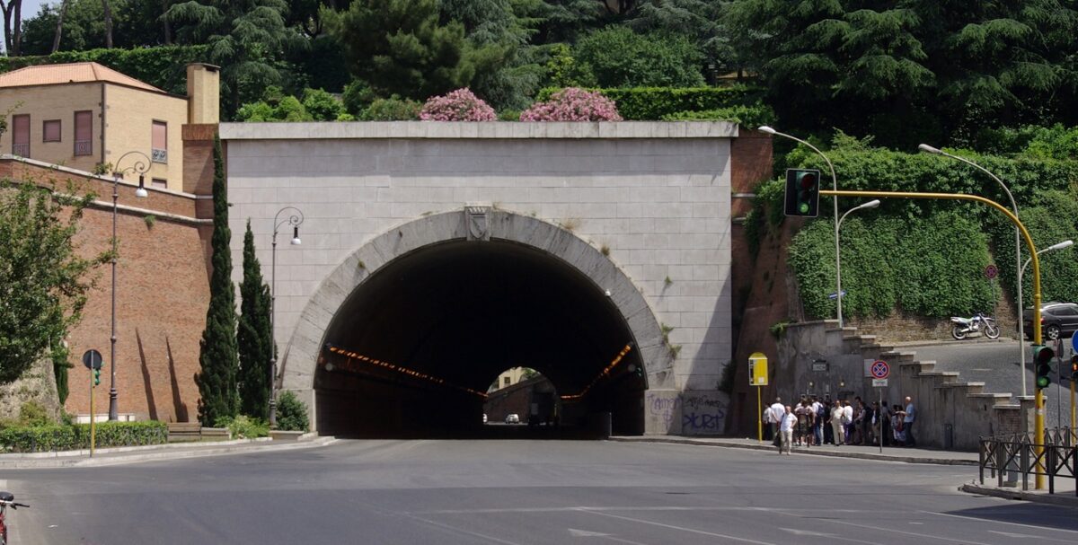 I lavori sotto la Galleria Principe Amedeo di Savoia-Aosta da stasera