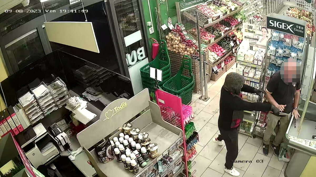 Rapinatori di supermarket colti in flagranza in via Bondi