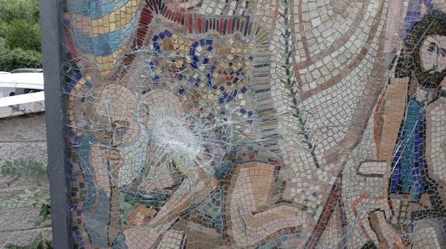 Vandali all'Eur sfregiata opera