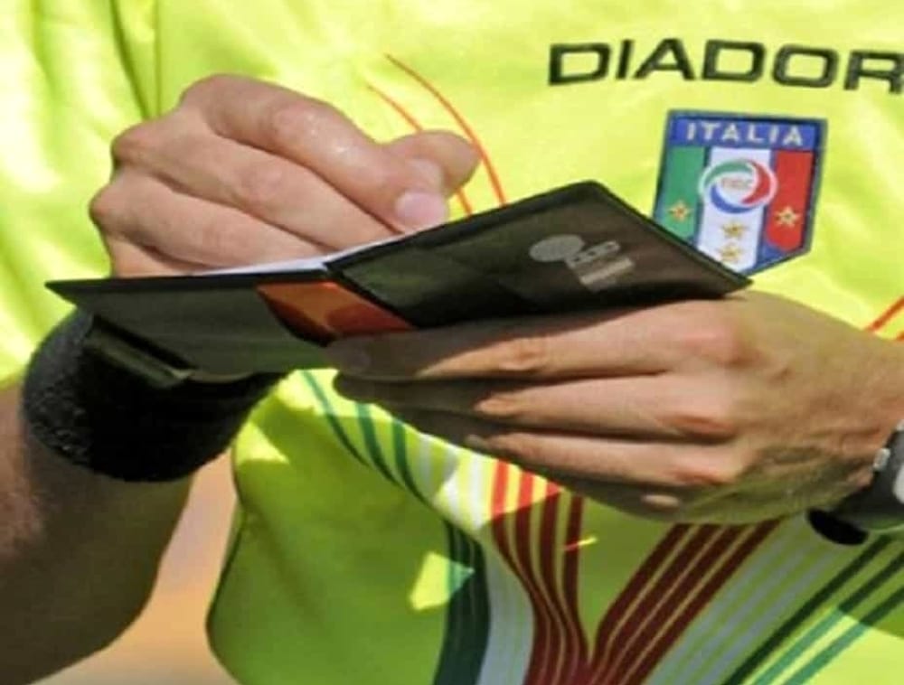Arbitro aggredito da allenatore