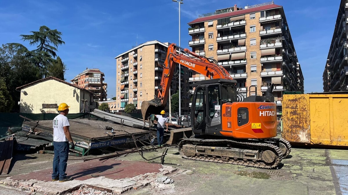 Chioschi demoliti a Piazza dei Tribuni