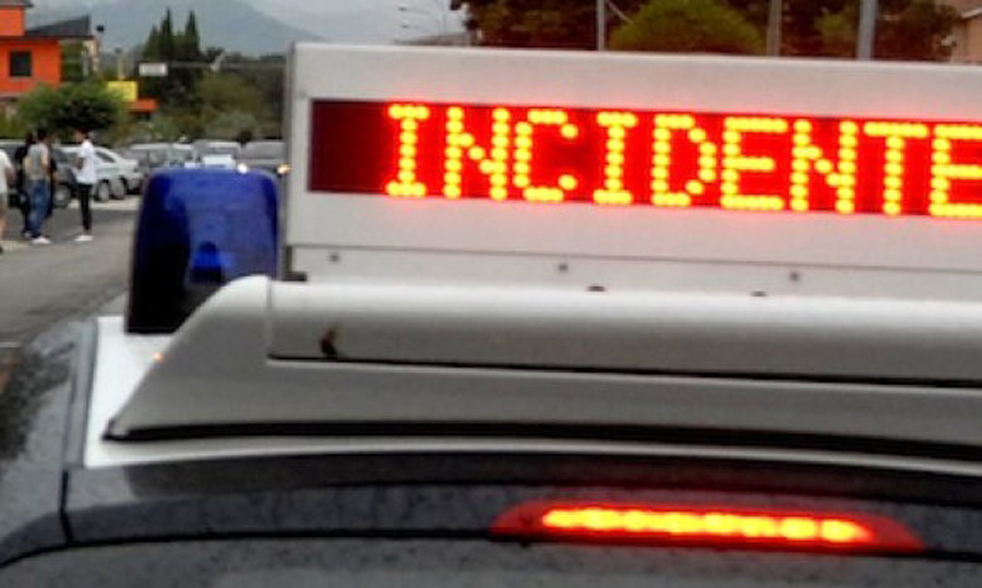 Scontro tra auto e moto a Cave