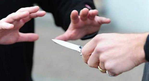 Armato di coltello rapina negozio