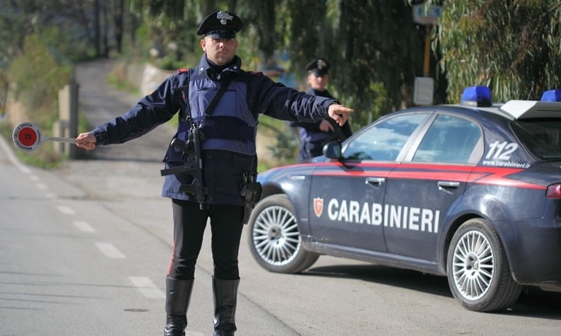 Non si ferma all'alt dei carabinieri
