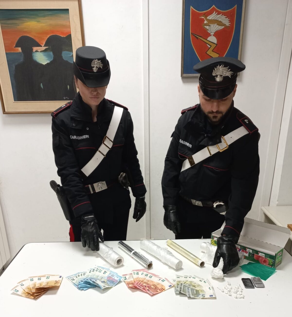 I Carabinieri del Nucleo Operativo e Radiomobile della Compagnia di Anzio hanno arrestato un 30enne e un 24enne, entrambi nordafricani, gravemente indiziati del reato di detenzione ai fini di spaccio di sostanze stupefacenti