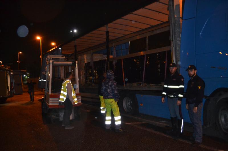 Autotreno bulgaro fermato in A1: sequestrati 3600 Kg di botti illegali