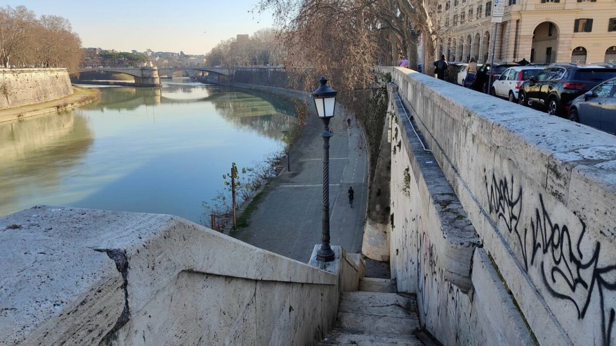 Banchine e lungotevere ripulite