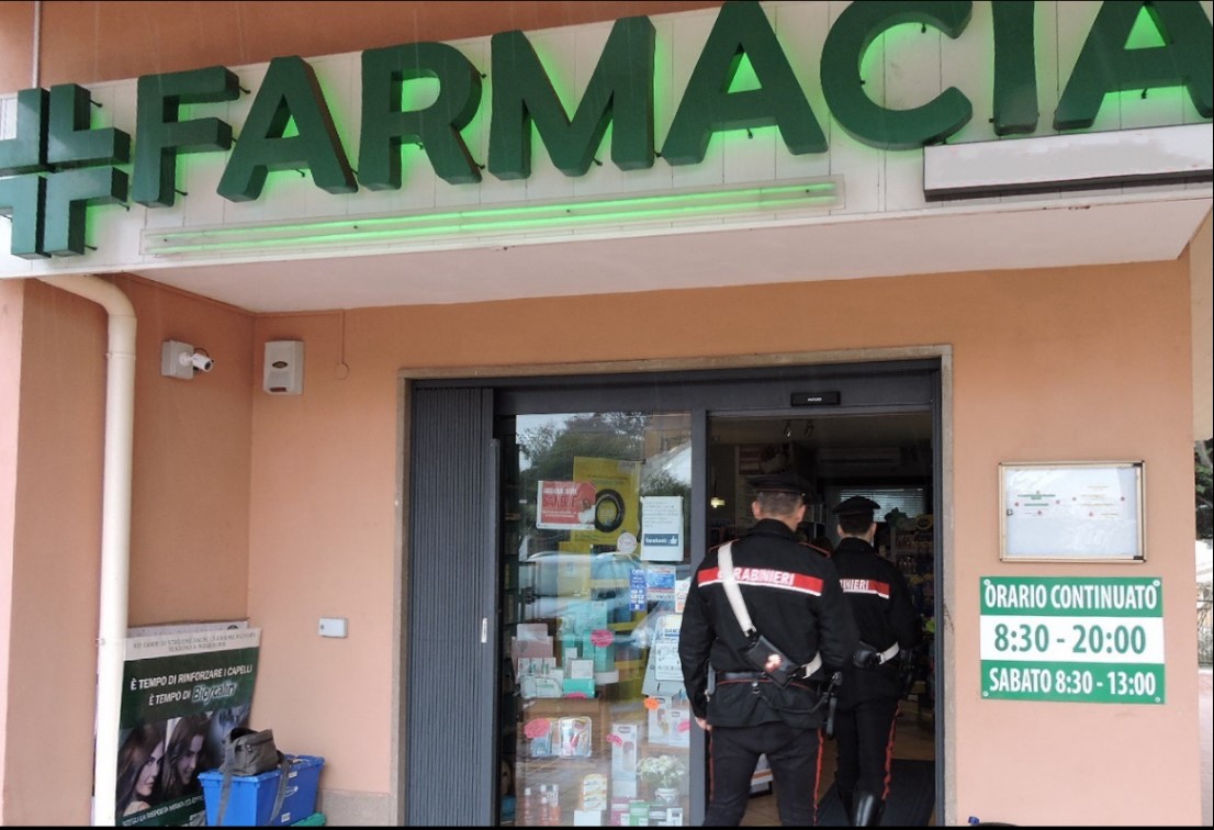 i Carabinieri sono intervenuti presso una farmacia in via Andersen