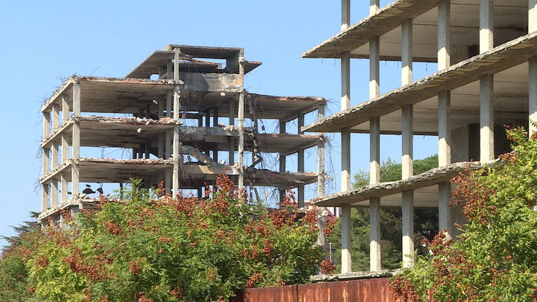 seconda e ultima parte della demolizione dell’ex Residence Roma di Bravetta
