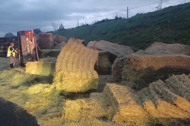 Camion si ribalta in A1