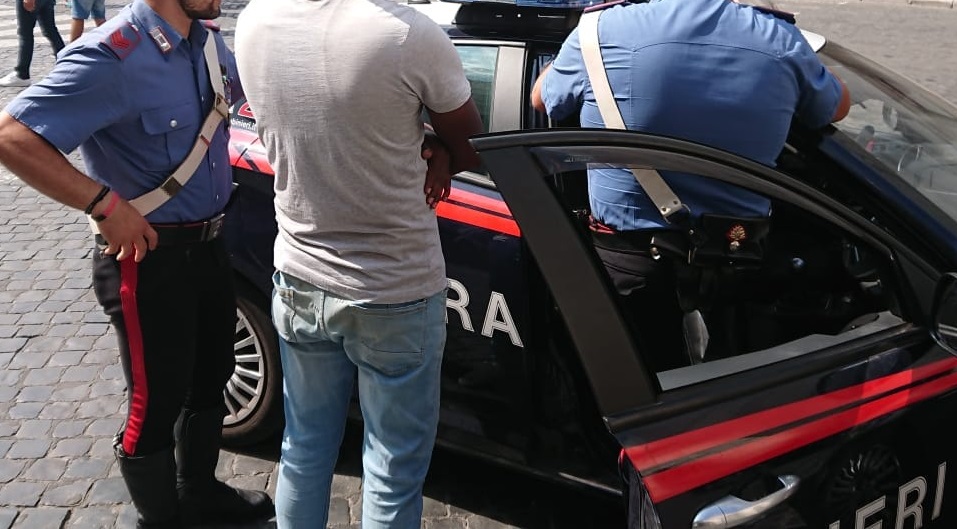 Due uomini, un cittadino italiano e uno romeno, di 47 e 35 anni, sono stati arrestati per furto