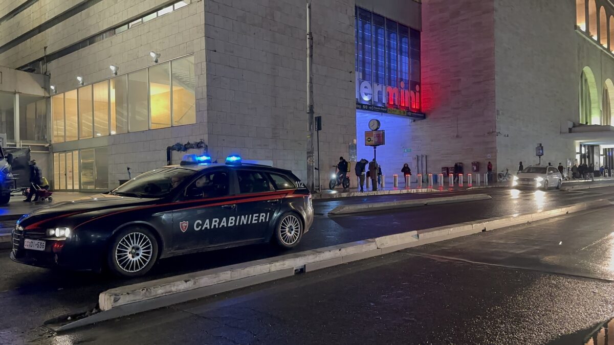 Controlli dei carabinieri presso Termini ed Esquilino
