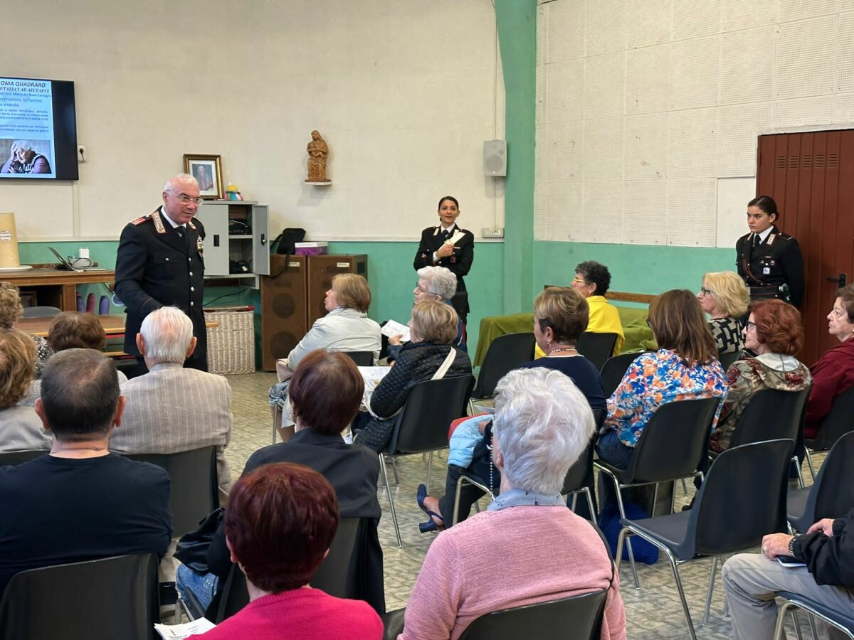 incontro tra Carabinieri e anziani per prevenire le truffe