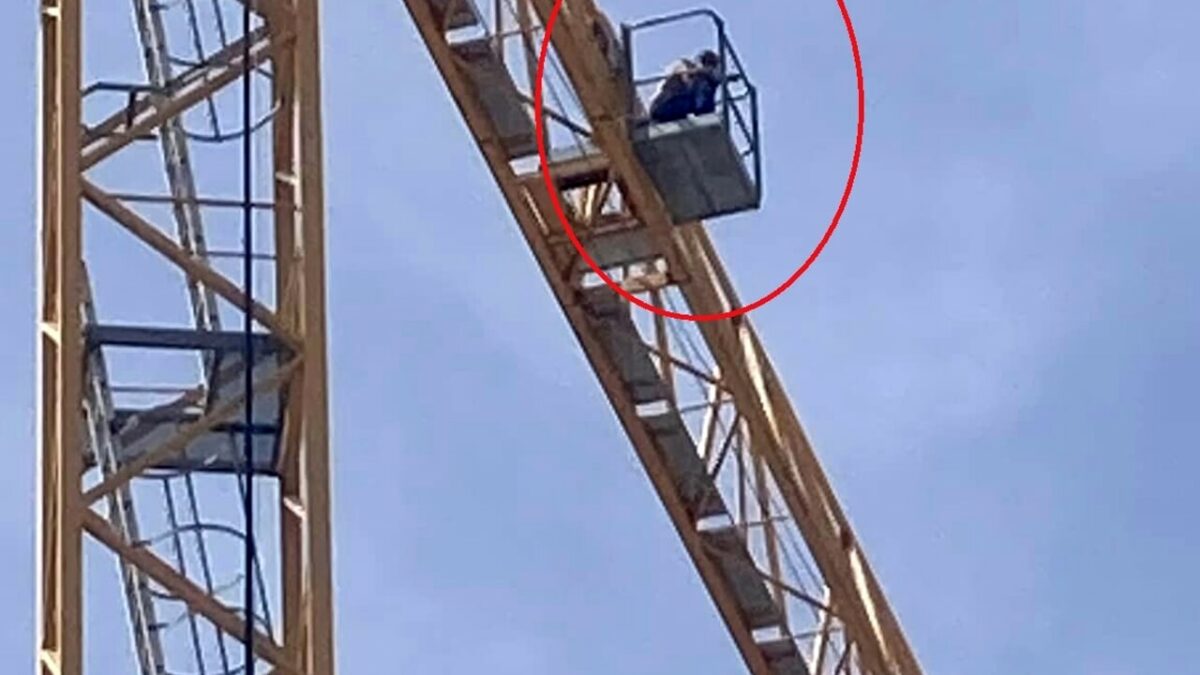 Operaio minaccia il suicidio