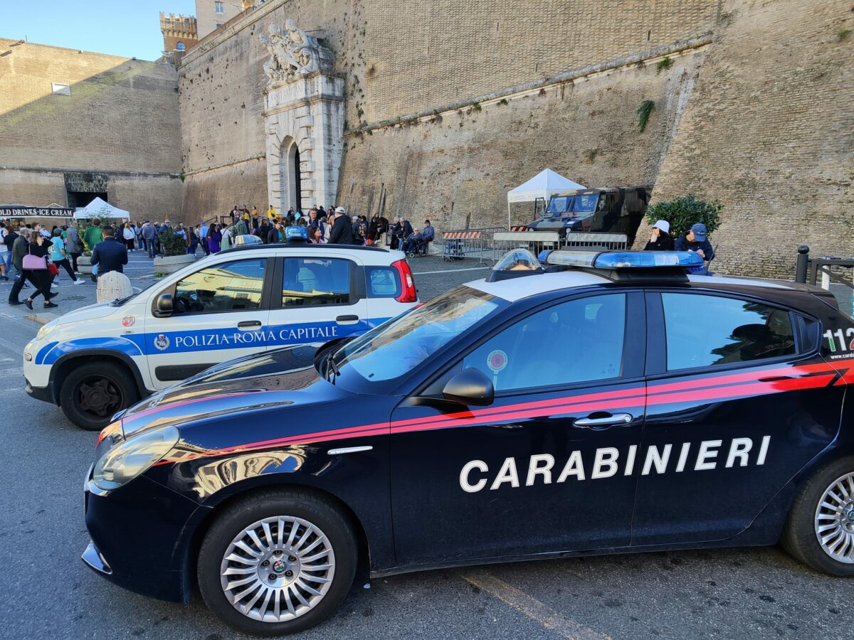 Carabinieri della Compagnia di Roma San Pietro, coadiuvati da personale della Polizia Locale di Roma Capitale, hanno eseguito un’attività di controllo straordinario in zona Vaticano