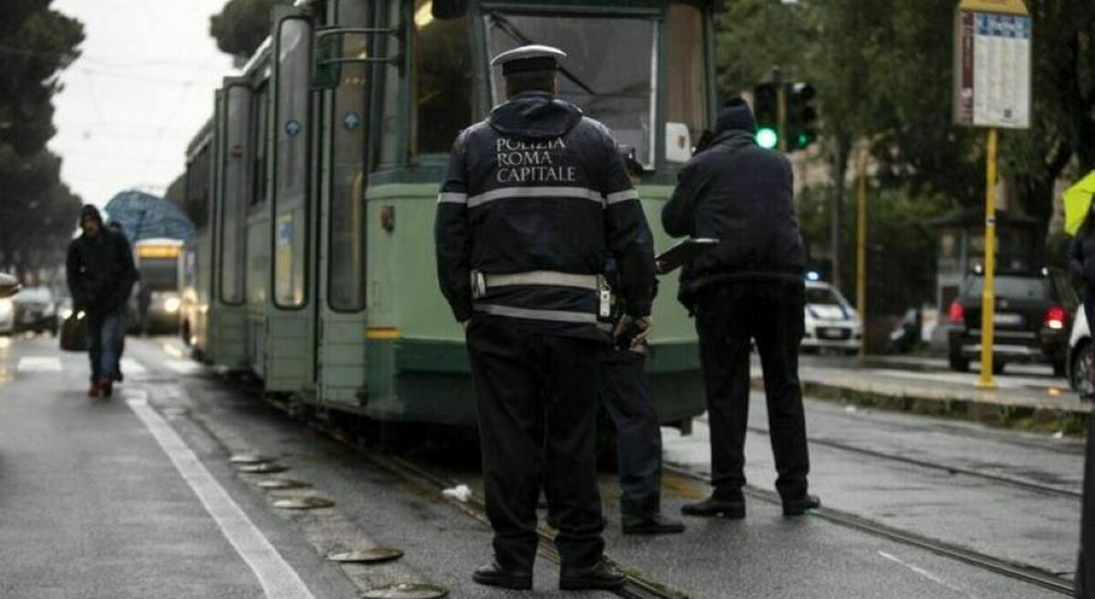 Scivola dalla banchina del tram