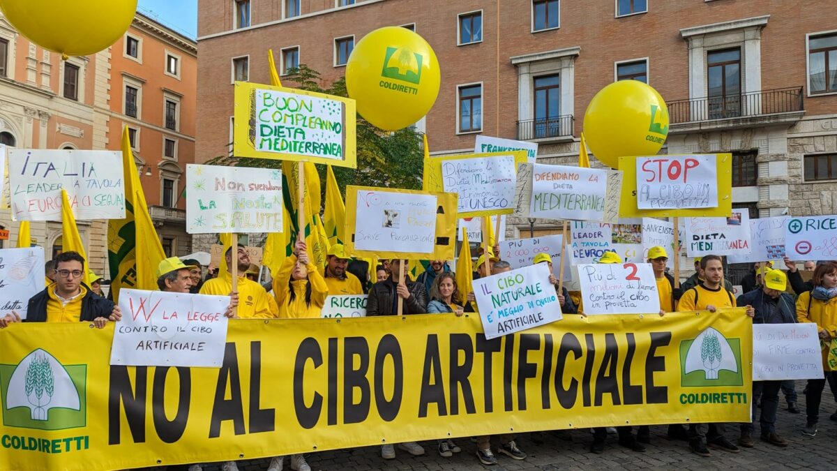 scendere in piazza in occasione del voto finale del Parlamento sul disegno di legge che introduce il divieto di produrre e commercializzare cibi a base cellulare