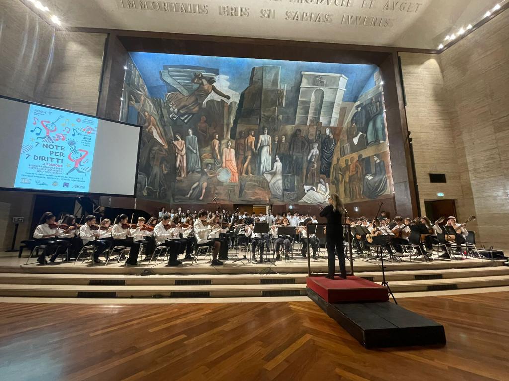 Un concerto delle scuole ad indirizzo musicale presso l’Aula Magna dell’Università Sapienza con centinaia di studenti e genitori.