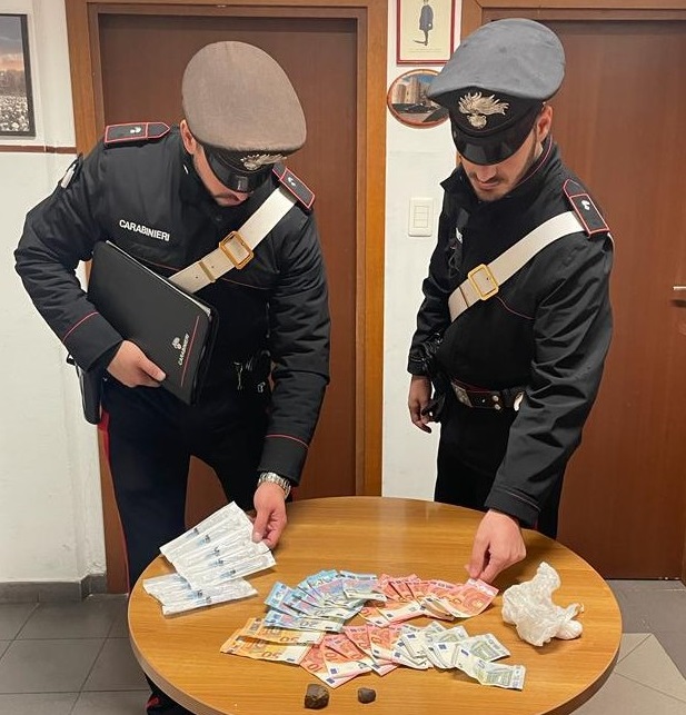 I Carabinieri del Comando Provinciale di Roma, d’intesa con la Procura della Repubblica di Roma, hanno arrestato 17 persone gravemente indiziate per reati inerenti agli stupefacenti