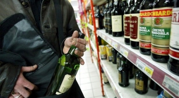 Vino e altri alcolici, salumi, formaggi, tonno in scatola e caffè sono i prodotti che nell’ordine spariscono maggiormente dagli scaffali di supermercati, ipermercati e discount