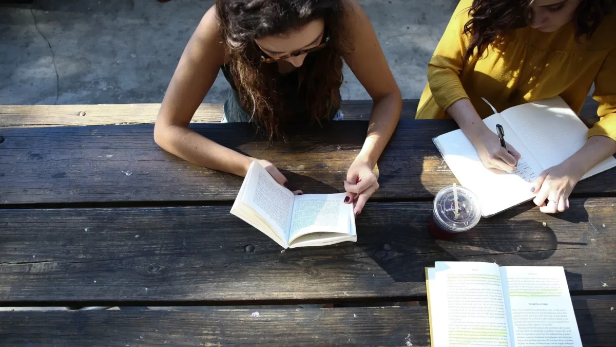 Aprire aule studio pubbliche in tutta la città, accessibili anche nelle ore serali e nei giorni festivi