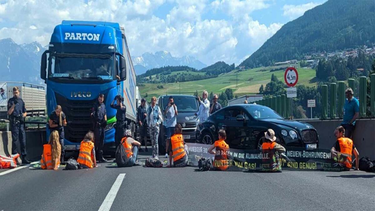 Ambientalisti bloccano A12