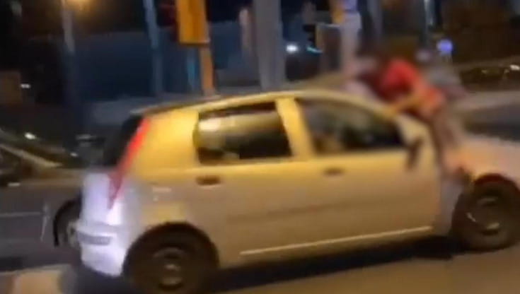Ragazzini con auto in corsa