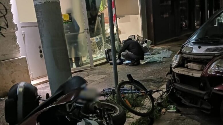 Sfondano ingresso della banca