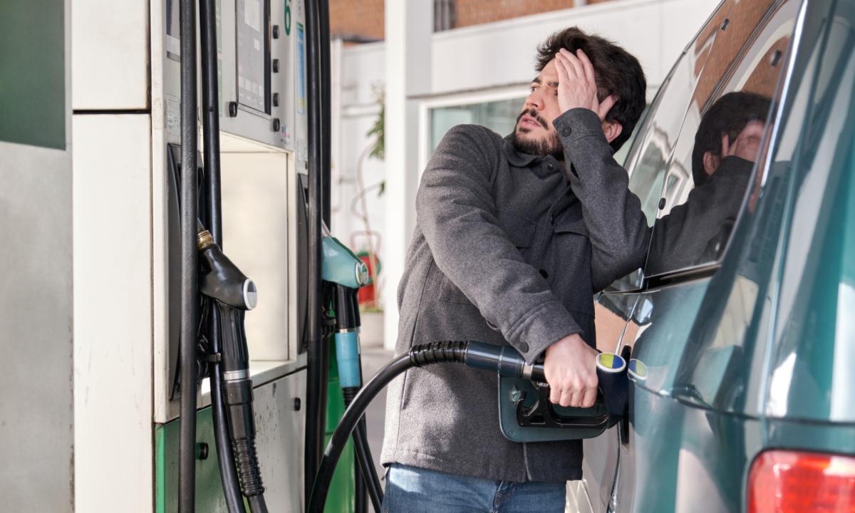 Fa benzina al distributore