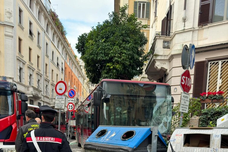 Bus contro recinzione a Roma