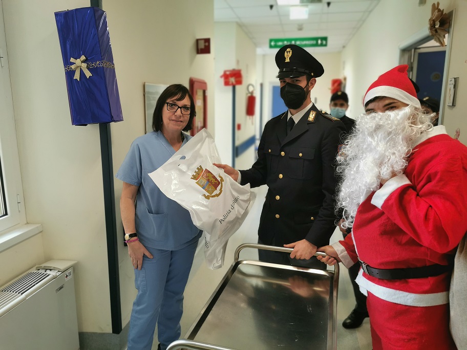 Babbo Natale dai piccoli pazienti del San Camillo insieme alla Polizia