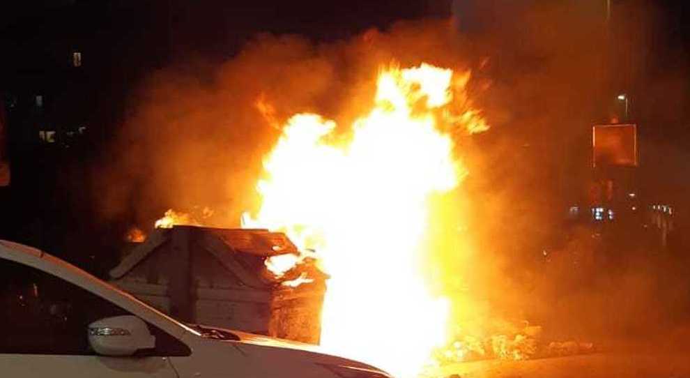 Incendiati cinque cassonetti