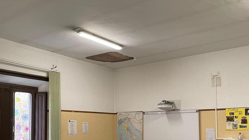 Crollano pezzi di intonaco