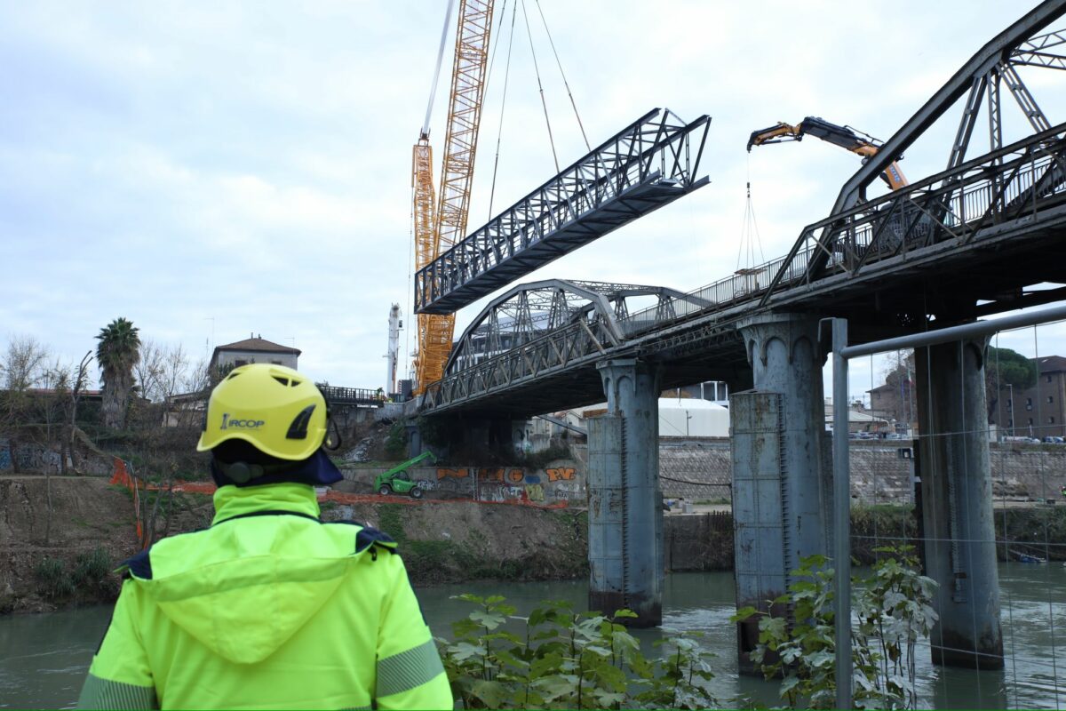 Varata la passerella provvisoria dei sottoservizi di Ponte dell’Industria