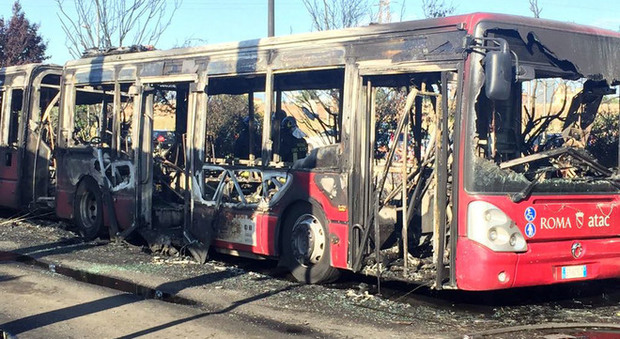 Bus in fiamme ad Anagnina