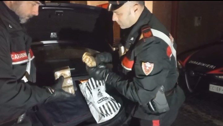 Hashish per 2 Kg in auto: due ventenni in manette a Colleferro
