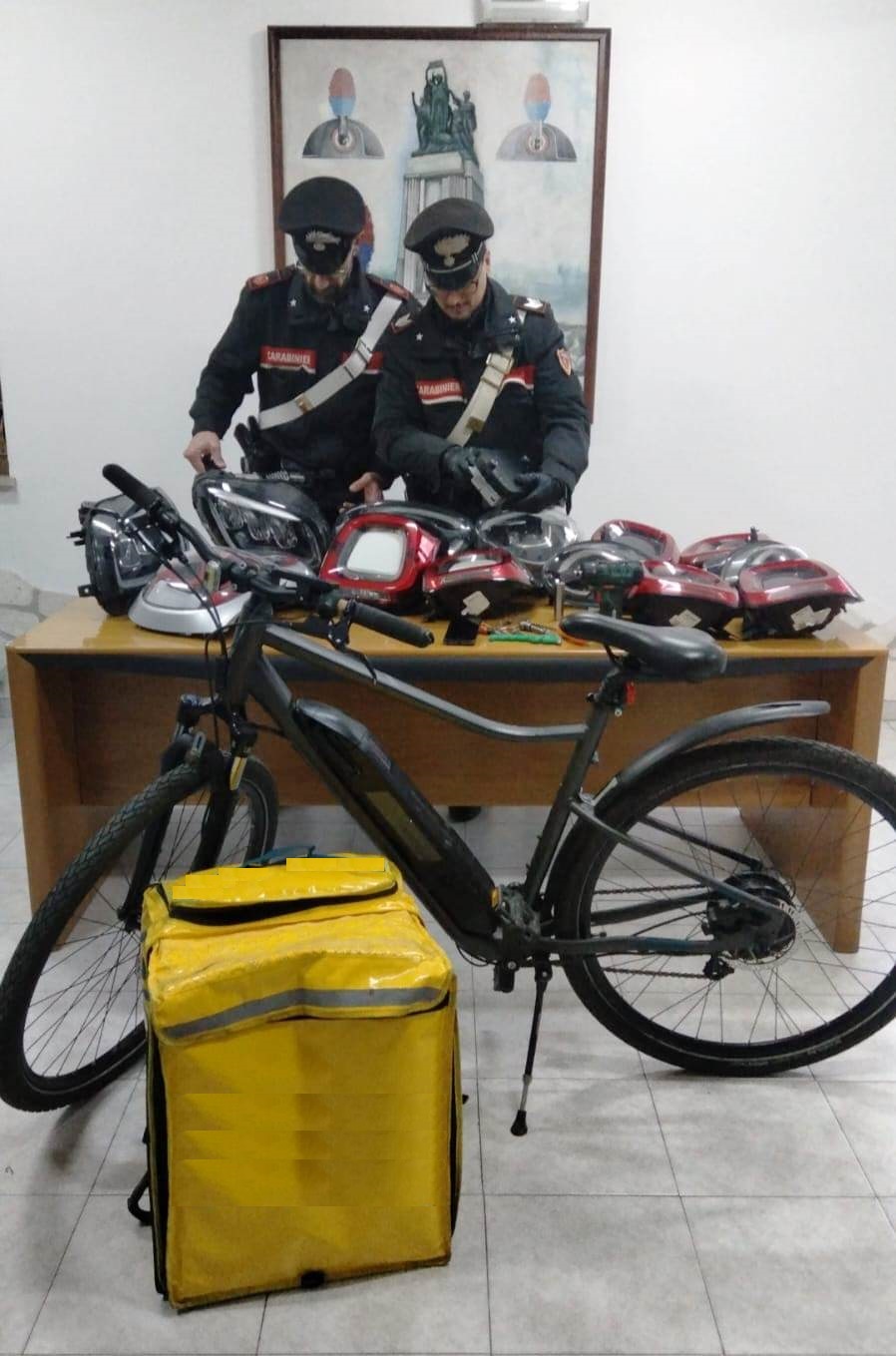 Finto ryder, ladro di fari di auto, in manette a Pomezia