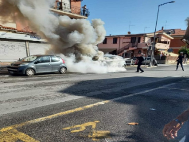 Incendio a Morena 7 auto