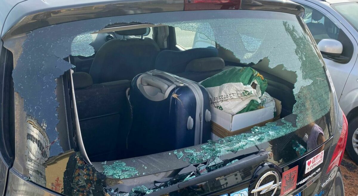 Sfonda il vetro dell'auto