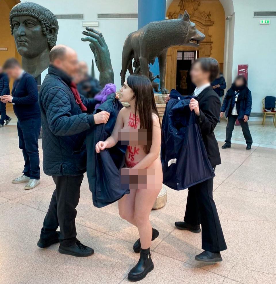 Attiviste di Ribellione Animale in azione ai Musei Capitolini